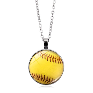 Detailweergave van de ronde softbal hanger ketting met gele bal en zilveren ketting