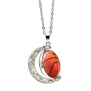 Vue détaillée du collier avec pendentif lune de basket-ball rotatif double face