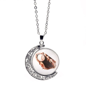 Vue détaillée du pendentif de baseball rétro avec sculpture en métal de lune antique