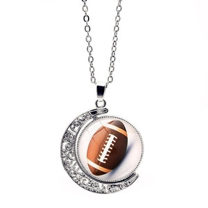 Détail du collier croissant de lune avec gravure délicate et pendentif de rugby
