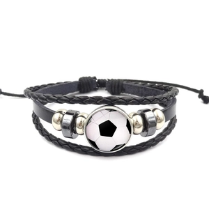 Meerlaagse gevlochten lederen voetbalarmband met verstelbaar koord en sportieve bedel