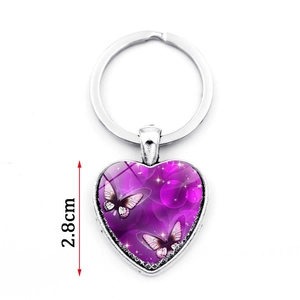 Vista detallada del colgante de mariposa en forma de corazón con medidas de 2,8 cm