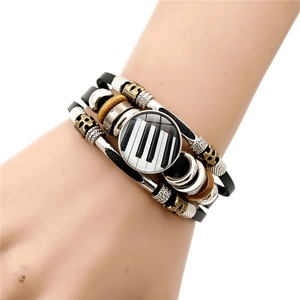Bracelet multicouche en cuir noir avec charm de touches de piano et perles en bois