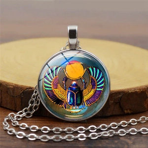 Collier Pendentif Totem Scarabée Égyptien Gemme du Temps Vintage Alliage Verre Cabochon Collier pour Hommes Femmes Bijoux Retro