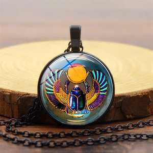 Vue détaillée du pendentif égyptien scarabée en verre avec une chaîne noire élégante