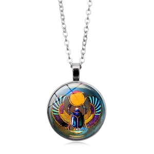 Collier vintage avec pendentif scarabée égyptien aux ailes colorées et dôme en verre