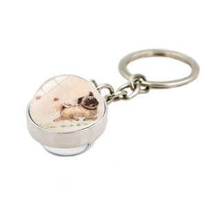 Dettaglio portachiavi carlino argento con cabochon rotondo in vetro e illustrazione cane