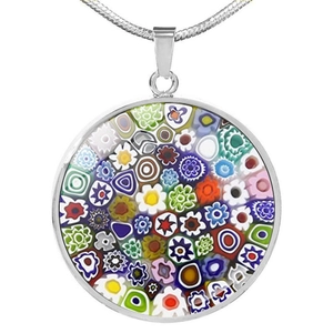 Dettaglio del ciondolo in vetro di Murano Millefiori con catena snake argento