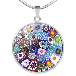 Dettaglio del ciondolo in vetro di Murano Millefiori con motivi floreali e catena a serpente argento