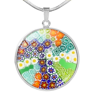Dettaglio della collana con ciondolo in vetro di Murano Millefiori e montatura in argento