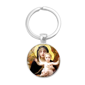 Détail d'un porte-clés religieux argenté avec dôme en verre de la Vierge et l'Enfant