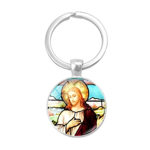 Vue détaillée du porte-clés en métal avec pendentif en vitrail de Jésus-Christ