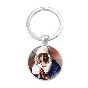 Détail du pendentif religieux de la Vierge Marie sur un porte-clés en métal argenté