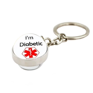 Détail macro du porte-clés d'alerte médicale avec texte I am Diabetic et signe Star of Life