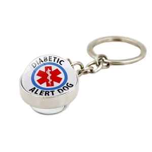 Détail du porte-clés pour chien d'alerte diabétique avec symbole médical rouge