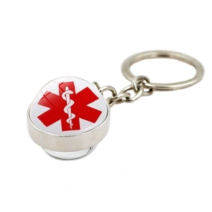 Détail du porte-clés médical pour diabète avec symbole rouge de l'étoile de vie