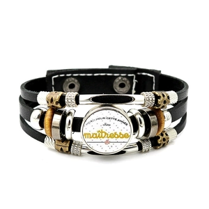 Detalle de pulsera de cuero multicapa con cabujón de cristal Merci Maîtresse y cuentas