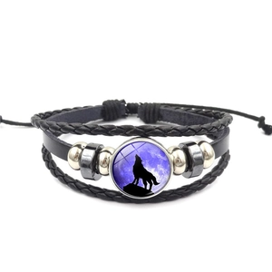 Detailansicht Lederarmband mit Wolf-Glasanhänger und verstellbarem Kordelzug-Verschluss