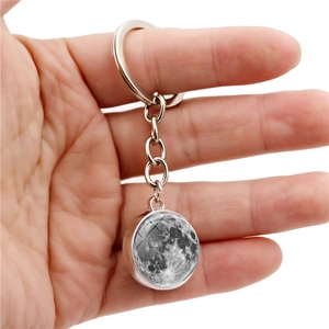Portachiavi creativo con sfera di vetro lunare e trama realistica con anello in metallo argento