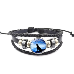 Detailansicht Lederarmband mit Glas-Cabochon und einsamem Wolf unter dem Vollmond