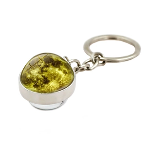 Dettaglio di un portachiavi luna in argento con un pendente realistico in vetro cabochon