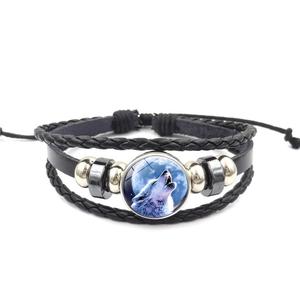 Geflochtenes Lederarmband für Herren mit Glas-Cabochon und einsamem Wolf unter dem Vollmond