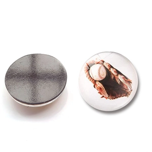 Dettaglio magnete da frigo tondo in vetro con design baseball e retro magnetico nero