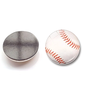 Dettaglio del magnete da frigo a tema baseball da 25mm con cuciture rosse e retro magnetico