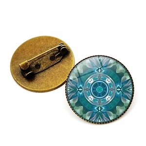 Broche de cristal con patrón de mandala y soporte de aleación de bronce sobre blanco