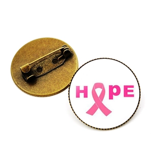 Vue détaillée avant et arrière du badge Pink Ribbon Hope avec base en métal bronze