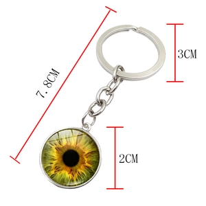 Détails du porte-clés œil maléfique montrant une longueur de 7,8 cm et un pendentif de 2 cm