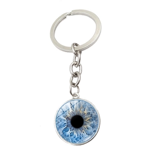 Détail macro d'un porte-clés argenté créatif avec pendentif œil bleu en verre réaliste