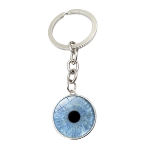 Détail d'un porte-clés métallique avec pendentif cabochon œil bleu iris réaliste
