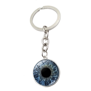 Vue détaillée du pendentif en verre œil bleu avec porte-clés en argent poli