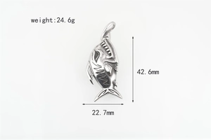 Vue macro du pendentif piranha vintage en acier titane avec 42,6 mm de hauteur et 24,6 g