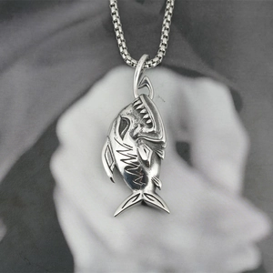 Collier Pendentif Arête de Poisson Piranha en Acier au Titane Vintage pour Hommes Femmes Bijoux Goth Punk Hip Hop Métal