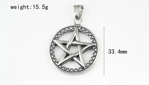 Vue détaillée du pendentif pentagramme viking de 33,4 mm en acier inoxydable argenté
