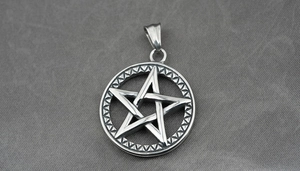 Gros plan détaillé du pendentif pentagramme de style Viking avec reliefs géométriques