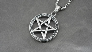 Détails d'un pendentif pentagramme viking avec motifs géométriques et chaîne en maille box