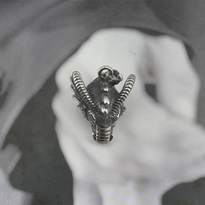 Retro dragon head pendant necklace in vintage steel for hip-hop style fashion
