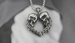 Pendentif gothique en forme de cœur avec crânes et chaîne box au fini vintage