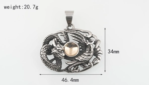 Détail macro du pendentif dragon et phénix indiquant les dimensions 46,4mm et 20,7g