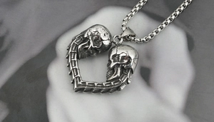 Détail macro du pendentif crâne en forme de cœur en acier vintage sur chaîne box