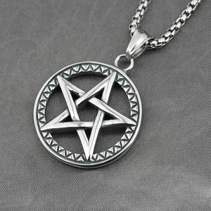 Collier pentagramme viking en acier vintage avec anneau géométrique et chaîne à mailles