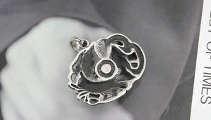 Gros plan du pendentif dragon rétro en acier inoxydable avec motifs de nuages
