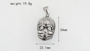 Detailansicht Totenkopf-Maske Anhänger mit Maßen 34x23,1mm und Gewicht 19,8g
