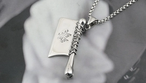Gros plan détaillé du collier pendentif couteau de cuisine en acier titane gravé kanji