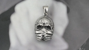 Detailansicht des Hip-Hop-Totenkopf-Masken-Anhängers mit Vintage-Finish aus Edelstahl