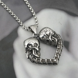 Collier en acier titane avec pendentif crâne en forme de cœur sur une chaîne à maillons