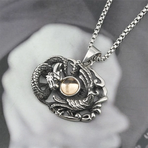 Collier en acier titane avec pendentif dragon et phénix et perle de verre dorée